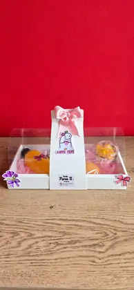 Mini Lonchera: Desayuno compacto con parfait de yogurt griego, almojábana y pastelito, en caja decorativa con ventana — regalo a domicilio en Bogotá