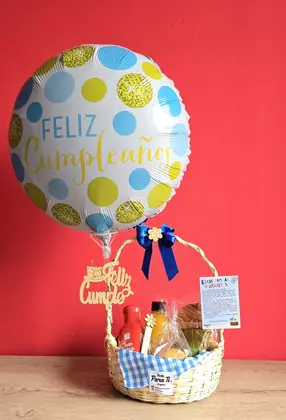 Lonchera Fat: Canasto con mini tamal, croissant y café frío Juan Valdez para un desayuno contundente — regalo a domicilio en Bogotá