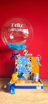 Sorpresa Temática: Desayuno con mug personalizado y panel decorativo del personaje o temática favorita — regalo a domicilio en Bogotá