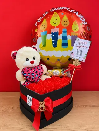 Tierna Sorpresa: Caja corazón con rosas eternas hechas a mano en listón de seda, peluche y Ferrero Rocher — regalo a domicilio en Bogotá