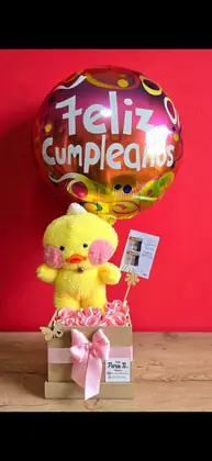 Cajita Mágica: Cajita de madera 15×15 cm con peluche, rosas eternas y globo metalizado — regalo a domicilio en Bogotá