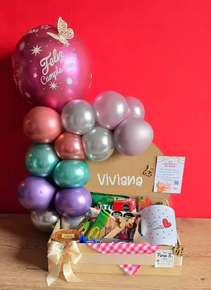 Dulce Tentación: Caja de madera con mug personalizado, postre y arco de globos — regalo a domicilio en Bogotá
