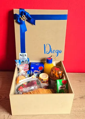 Caja Mix: Caja de madera 25×25 cm con desayuno completo y fruta picada — regalo a domicilio en Bogotá