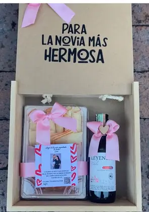 Top Box: Mini tabla de quesos con botellita de vino Piccolo en caja de madera — regalo a domicilio en Bogotá