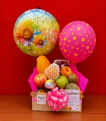Canasta Frutal: Quince frutas frescas sobre base de madera, con globo y tarjeta — regalo a domicilio en Bogotá