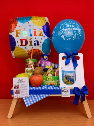 Desayuno Saludable: Mesa de desayuno en madera con mug personalizado, fruta fresca y cereales — regalo a domicilio en Bogotá