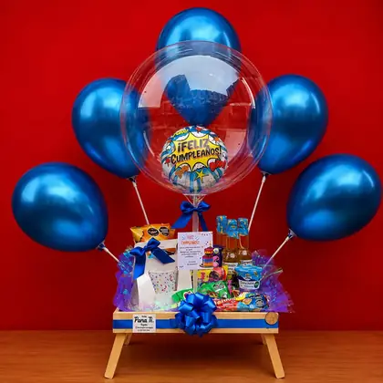 Tu Momento Inolvidable: Mesa de desayuno con mug personalizado, tres Coronitas y siete globos — regalo a domicilio en Bogotá