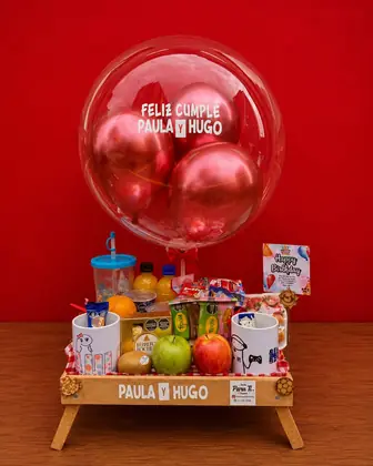 Juntos al Amanecer: Desayuno para dos: todo por duplicado sobre mesa de madera, con globo burbuja — regalo a domicilio en Bogotá