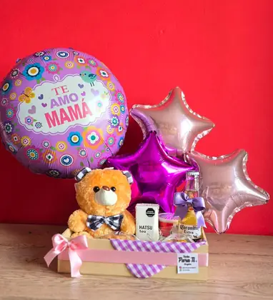Estrellas con Amor: Caja de madera con parfait griego, peluche y cuatro globos metalizados — regalo a domicilio en Bogotá