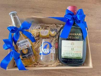 Sorpresa Golden: Buchanan's 375 ml con vaso de cristal grabado con el nombre. Precio con envío incluido — regalo a domicilio en Bogotá