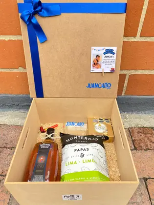 Celebremos con Whisky: Whisky Something Special 750 ml con vaso grabado, en caja de madera 30×30 cm — regalo a domicilio en Bogotá