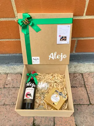 Copa & Chocolate: Copa de cristal personalizada, media botella de Gato Negro y Ferrero en caja de madera — regalo a domicilio en Bogotá