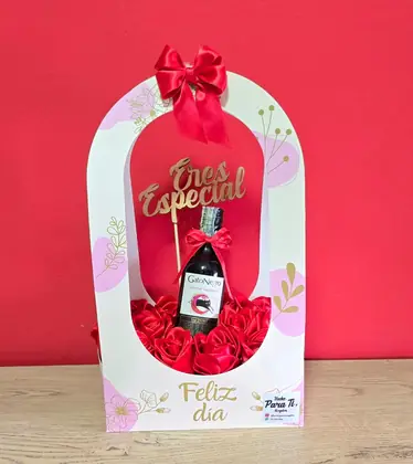 Canasta de Rosas: Doce rosas eternas hechas a mano con botellita de vino Piccolo — regalo a domicilio en Bogotá