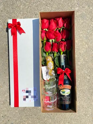 Red Deluxe: Caja alargada 50×18 cm con docena de rosas, Baileys y dos vasos grabados — regalo a domicilio en Bogotá