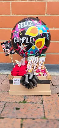Amor en Caja: Diez rosas naturales con quince chocolates rellenos de arequipe — regalo a domicilio en Bogotá