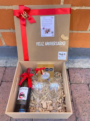 Sorpresa de Aniversario: Dos copas de cristal grabadas con los nombres y media botella de Gato Negro — regalo a domicilio en Bogotá