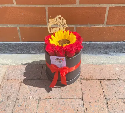 Cilindro Encantado: Hasta quince rosas naturales con un girasol, en cilindro con tapa — regalo a domicilio en Bogotá