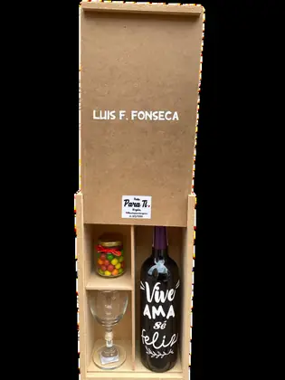 Vive, Ama, Sé Feliz: Vino tinto con mensaje en la botella, copa de cristal grabada y dulces — regalo a domicilio en Bogotá
